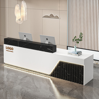 Bureau d'accueil incurvé bleu moderne personnalisé avec éclairage et finition dorée, design écologique pour bureau, hôpital, supermarché, salon