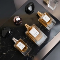 Flacon de parfum de luxe en verre carré 50ml/100ml, design rectangulaire ondulé unique, bouchon en forme de pierre ovale, pulvérisateur à pompe, article de luxe en stock