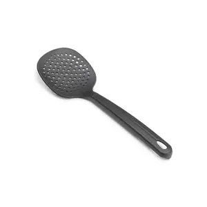 Horeca Italiaans Product Zwart Nylon Ergonomisch Handvat Skimmer Sleuflepel Met Gaten Voor Te Bereiden Gnocchi Pasta Keuken Potten Pannen