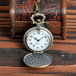 Nouvelle arrivée <span class=keywords><strong>montre</strong></span> de poche rétro en Bronze crâne épée <span class=keywords><strong>à</strong></span> Quartz avec collier chaîne meilleur cadeau pour hommes femmes - Product Image 3