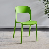 Chaise de salle à manger en usine PP design de restaurant bon marché Tables et chaises de café en plastique coloré Chaise d'extérieur Café