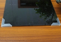Les bandes de protection d'angle en plastique en forme de L peuvent protéger de manière flexible le verre et les panneaux de différentes épaisseurs