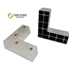 Pata de Sofá de <span class=keywords><strong>Pl</strong></span>ástico Color Plata Yanyang, Altura 50mm, Longitud 150mm, Pata de Gabinete Esquinero en Forma de L de PP para Muebles - Product Image 1