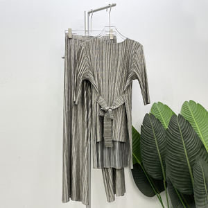 Miyake – T-shirt plissé deux pièces à manches mi-longues pour femme, haut, pantalon ample, nœud papillon, ensemble décontracté de créateur Original - Product Image 2