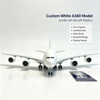 Maquette de jet géant Airbus A380 blanc avec quatre moteurs, train d'atterrissage et structure d'aile détaillée