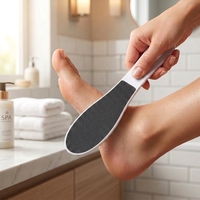 Râpe à pieds double face en plastique, grain 120/180, outil de pédicure à long manche, grattoir durable pour callosités, éliminateur de peaux sèches et épaisses pour pieds gercés