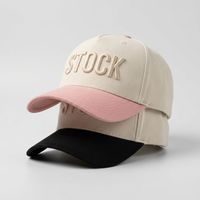 Casquette de baseball brodée 5 panneaux en coton bicolore beige et marine, avec logo personnalisé, pour adultes, idéale pour mariages et événements spéciaux, de Raleigh avec amour.