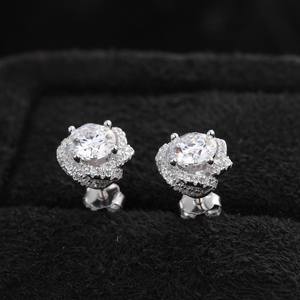 Anillo de compromiso de moissanita de 1 quilate con diseño de flor retorcida - Pendientes de botón de plata de ley S925 elegantes para bodas, fiestas y uso diario - Product Image 1