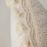 Housse de coussin géométrique carrée brodée et tuftée style bohème marocain en polyester et coton ivoire avec pompons pour canapé et hôtellerie - Décoration intérieure Innermor