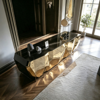 Buffet doré effet miroir froissé avec cadre en fibre de verre, panneau latéral noir mat et pieds en métal fins pour l'art moderne et l'aménagement intérieur de salle à manger