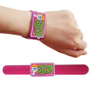 กำไลข้อมือซิลิโคนแบบสแนปพิมพ์โลโก้สำหรับเด็ก น่ารัก ผลิตเร็วตามสั่งจากโรงงาน - Product Image 4