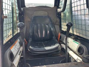 Chargeuse compacte sur pneus Bobcat S300 d'occasion, d'origine américaine, pour la manutention de matériaux sur chantier agricole - Product Image 6