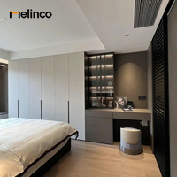Système d'armoires murales Melinco sur mesure, même couleur, solution tout-en-un pour chambre principale, dressing, armoire de rangement