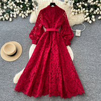 Robe midi élégante en dentelle à manches longues pour femme, collection automne 2026, col montant, taille cintrée, coupe trapèze, idéale pour les occasions formelles et les trajets quotidiens.