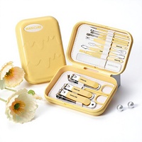 Ensemble de manucure en acier inoxydable de 13 pièces dans un étui portable jaune, comprenant des coupe-ongles, un repousse-cuticules, une lime à ongles pour salon et usage domestique
