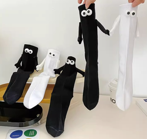 कस्टम थोक जोड़े हाथ पकड़े हुए युवा उच्च गुणवत्ता वाले चुंबकीय मध्य-बछड़ा प्यारा विचित्र कपास मोजे - Product Image 5