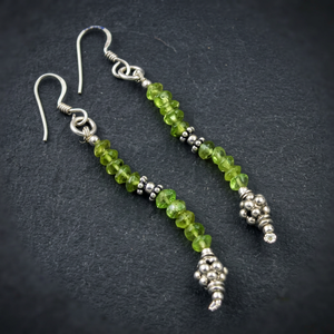 Pendientes de Plata de Ley con Peridoto Verde para Mujer, Joyería de Moda Hecha a Mano en Rajasthan, India - Product Image 3
