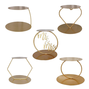 Separatore per Torte Rotondo in Metallo Dorato Ecologico, Espositore Mr&Mrs, Centrotavola per Matrimoni e Anniversari - Product Image 1