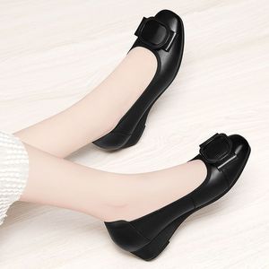 J'ai les pieds dans une paire de petites chaussures en cuir à semelles souples et talon <span class=keywords><strong>compensé</strong></span>. - Product Image 4