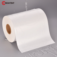 Rouleaux de papier vinyle et BOPP autocollants de haute qualité avec adhésif acrylique imperméable pour l'impression jet d'encre UV d'étiquettes