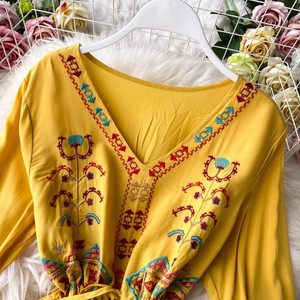 Robe longue à fleurs brodées de style indie folk pour femmes, col en V, manches longues évasées, taille haute, avec cordon de serrage, pour le printemps et l'automne - Product Image 3