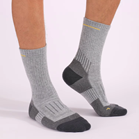 Chaussettes d'hiver en laine mérinos de couleur en gros pour hommes Chaussettes de sport d'extérieur avec logo personnalisé Chaussettes de course thermiques chaudes et imperméables pour femmes