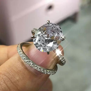 F1036 Anello di Fidanzamento da Donna in Oro Bianco con Diamante Naturale Taglio Ovale e Diamanti Laterali Colore D - Product Image 2