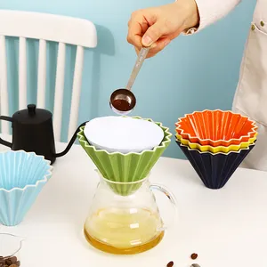 Despeje sobre o filtro de café reutilizável do gotejador do café com filtros de café permanentes de cerâmica de cores diferentes
