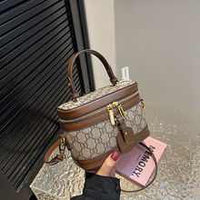 <span class=keywords><strong>Sac</strong></span> à <span class=keywords><strong>main</strong></span> tendance pour femme. Design à motifs géométriques. Fabriqué en matériau PU. Peut être transporté en accrochant à une sangle. - Product Image 3