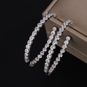 Boucles d'oreilles créoles grandes et élégantes en cuivre plaqué argent/or, serties de zircone cubique, bijoux de mode écologiques, style minimaliste, pour fêtes, unisexe - Product Image 3