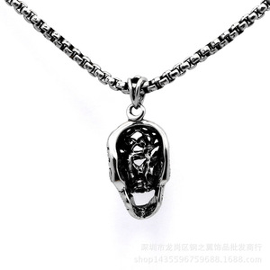 Collar con colgante de calavera yunnique, diseño de diablo hueco de acero de titanio, incrustaciones de diamantes blancos y negros, joyería de moda - Product Image 3