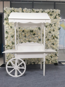 Carrito Moderno y Sencillo <span class=keywords><strong>de</strong></span> MDF Blanco <span class=keywords><strong>de</strong></span> Alta Calidad <span class=keywords><strong>para</strong></span> Dulces y Postres con Diseño Floral <span class=keywords><strong>para</strong></span> Decoración <span class=keywords><strong>de</strong></span> Pasteles <span class=keywords><strong>de</strong></span> Boda - Product Image 5