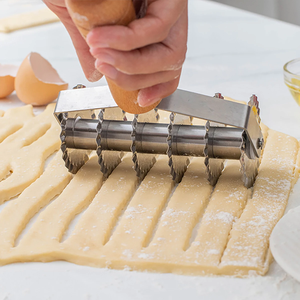 ที่ตัดแป้งสแตนเลส 1 ชิ้น ด้ามไม้ มีดตัดพิซซ่า เค้ก ลายลูกไม้ มีดตัดพิซซ่าแบบล้อหกล้อ อุปกรณ์ทำขนมในครัว - Product Image 2