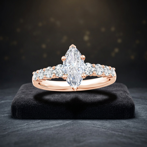 Anillo de compromiso con diamante cultivado en laboratorio con corte marquesa certificado por IGI y piedras laterales redondas en oro de 10K, 14K, 18K, plata 925, 935. - Product Image 1