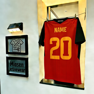 Hommage aux Champions - Maillot Rouge Style <span class=keywords><strong>Spa</strong></span> avec Accents Dorés - Tenue de Football de Qualité Supérieure - Product Image 1