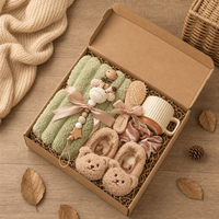KAIYUE Nouveau Coffret Cadeau Bébé Personnalisé avec Disque Nom Personnalisé, Couverture en Mousseline, Hochet et Chaussons