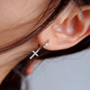Boucles d'oreilles pendantes classiques en forme de croix, certifiées IGI, en or massif 9 carats, avec diamants CVD créés en laboratoire, style pavé, religieuses, type Huggie Hoop, pour mariage et fête - Product Image 3