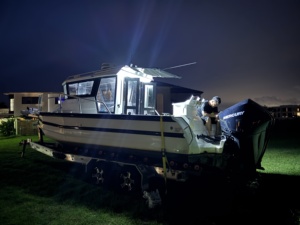 Bateaux de pêche en aluminium de 7,5 m (25 pieds) avec cabine compacte style promenade, cabine de conduite avant et remorque pour la pêche touristique - Product Image 4