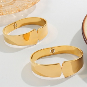 Joyería Minimalista de Lujo, Elegante Brazalete Geométrico de Acero Inoxidable Chapado en Oro - Product Image 2