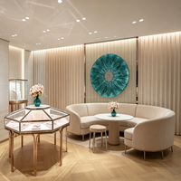 Meubles de magasin de bijoux de luxe sur mesure, vitrine hexagonale ronde en verre or rose pour boutique de détail