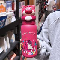 Botol minum stainless steel terisolasi berukuran besar 400ml dengan tutup boneka Stitch dan sedotan, cocok untuk kantor dan perjalanan.