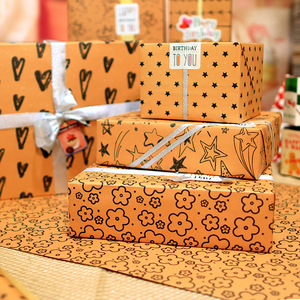 Papier cadeau rétro en papier kraft, série noire simple face avec lignes, cœurs, dinosaures pour les loisirs créatifs des fêtes - Product Image 3