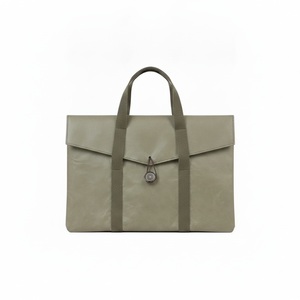 Sac bandoulière unisexe en Tyvek écru, plissé sculpté, avec soufflet et fermeture éclair discrète, finition nickel mat, personnalisable avec logo, idéal pour le commerce. - Product Image 4
