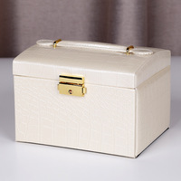 Boîte à bijoux personnalisée avec logo, en cuir PU, 3 couches, carrée, avec doublure mate dorée, boîte de rangement de luxe légère avec poignée à fermoir métallique