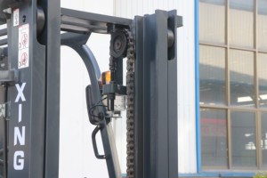 Carretilla elevadora de combustión interna diésel de alta calidad de 2,5-3 toneladas, nueva para uso agrícola, neumáticos Neumáticos/sólidos de mástil de tres etapas - Product Image 3