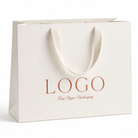 Tas Jinjing Karton Putih Mewah Tanpa Hiasan Tambahan, Pegangan Die Cut, Logo Merek Kustom untuk Studio, Tas Retail Butik Desainer