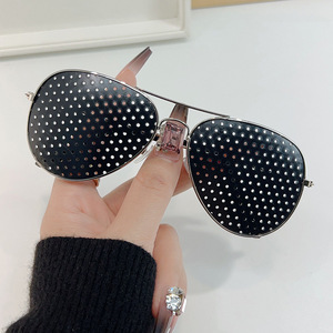 Gafas de Sol Polarizadas con Orificios Pinhole Boyarn, Antimiopía, Montura Completa, Gafas de Moda <span class=keywords><strong>para</strong></span> Ejercicios Oculares y Mejora de <span class=keywords><strong>la</strong></span> Visión - Product Image 4