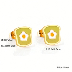 Boucles d'oreilles clous personnalisées pour enfants, motif œuf poché émaillé, en acier inoxydable plaqué or 18 carats, vente en gros - Product Image 5
