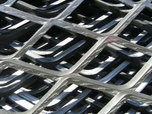 סורגים לגדר אבטחה בציפוי PVC באיכות גבוהה לוחות קיר מתכת דקורטיביים לגדר חווה עשויים מחומר איכותי