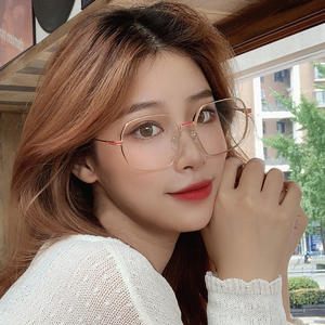 E4-1915 แว่นกันแดดทรงสี่เหลี่ยมสำหรับผู้หญิง UV400 กรอบโลหะประเภท 3 ที่บังแดดดีไซน์ไม่สม่ำเสมอสีเงินเลนส์ AC - Product Image 3